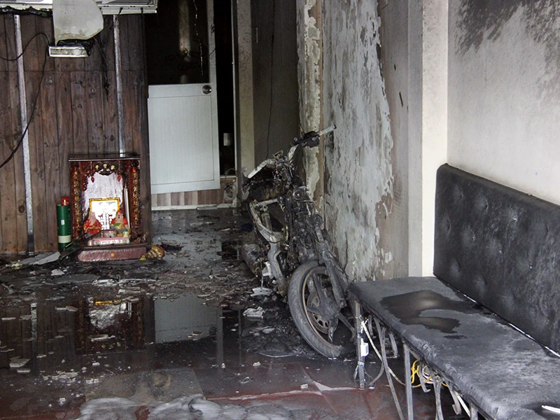 Chiếc xe bị cháy trơ khung trong vụ hỏa hoạn. 